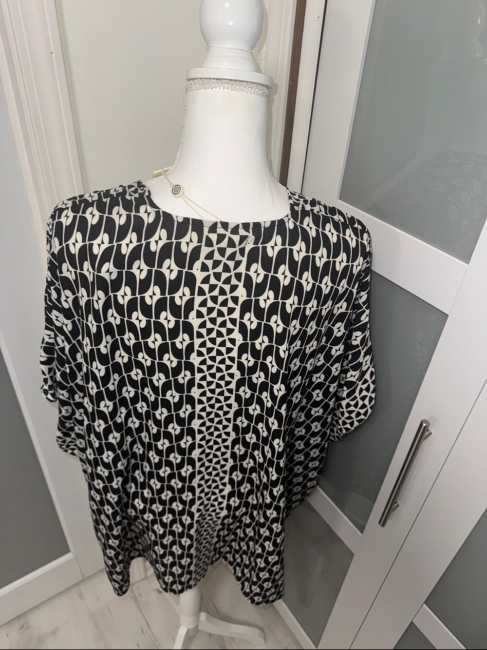 Max Studio Black and White Geometric Wrap Scarf - Picture 8 of 11